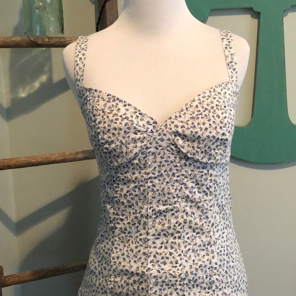 Cute fitted floral print top. - Picture 2 of 5